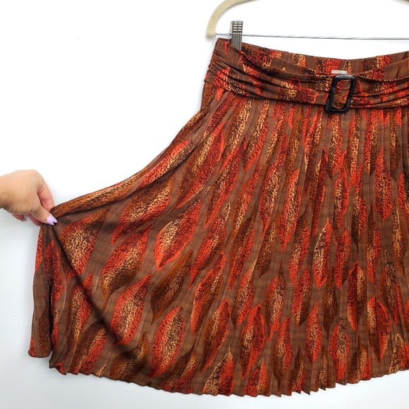 NWOT Pleated Midi/Mini Knee Skirt Size Large - Picture 3 of 16